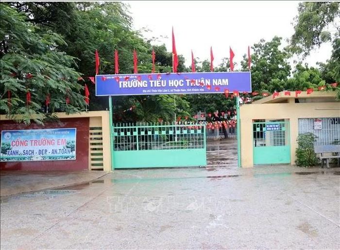 Trường Tiểu học xã Thuận Nam (Phân hiệu Hiếu Thiện) cho học sinh nghỉ học để đảm bảo an toàn do mưa lũ.