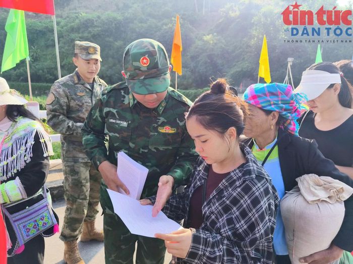 Lực lượng Bộ đội Biên phòng Lai Châu tuyên truyền cho người dân về quy định xuất, nhập cảnh qua cửa khẩu.
