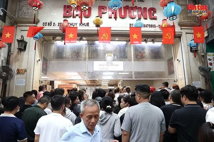 Khu vực trước cửa hiệu bánh đông kín khách trong những ngày sát Tết Trung thu.
