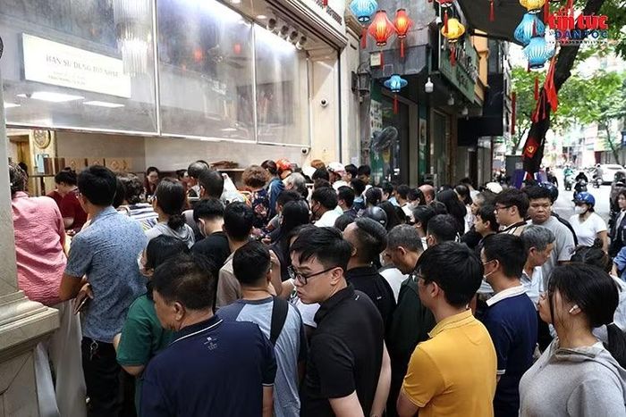 Lượng khách tăng cao từ sáng đến chiều, nhân viên cửa hàng liên tục phục vụ người mua.