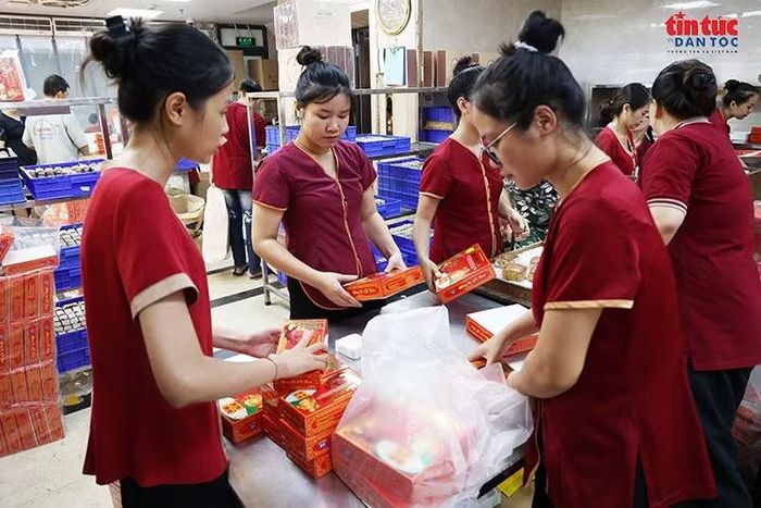 Các công đoạn đóng gói được thực hiện liên tục trong ngày cao điểm trước Rằm tháng Tám.