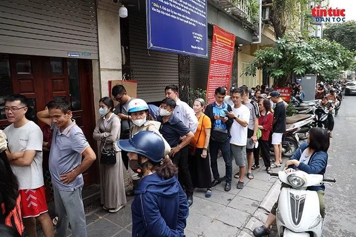 Dòng người xếp hàng kéo dài trên vỉa hè, chờ đến lượt mua bánh Trung thu trong những ngày cao điểm.