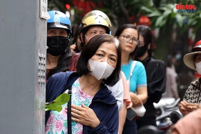 Nhiều khách hàng kiên nhẫn chờ đợi dù lượng người mua bánh tăng cao.