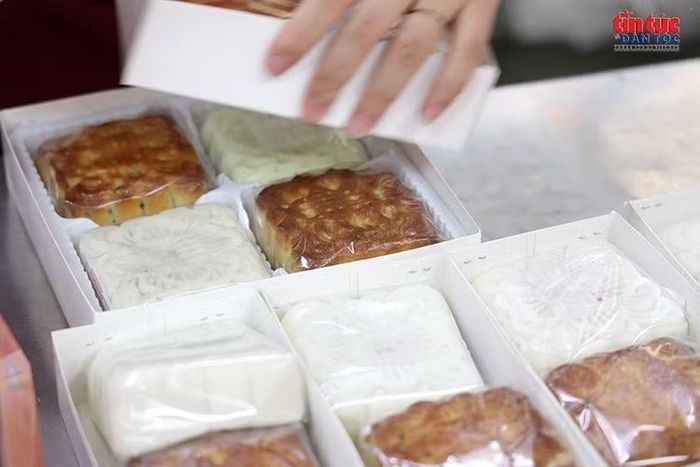 Bánh nướng, bánh dẻo với nhiều loại nhân được đóng hộp, phục vụ nhu cầu thưởng thức và làm quà dịp Trung thu.
