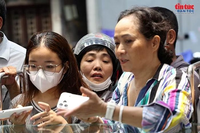Khách hàng trao đổi, lựa chọn các loại bánh phù hợp với nhu cầu làm quà và thưởng thức.