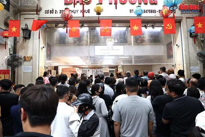 Khách đứng chật kín lối vào cửa hàng, chờ mua những loại bánh Trung thu truyền thống quen thuộc.