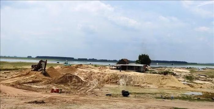 Tạm ngừng khai thác cát trong hồ Dầu Tiếng để đảm bảo chất lượng nguồn nước, công trình thủy lợi. Ảnh tư liệu: Phạm Thanh Tân/TTXVN
