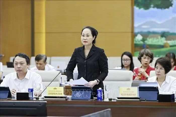 Bộ trưởng Bộ Văn hóa, Thể thao và Du lịch Lâm Thị Phương Thanh thuyết trình về nội dung cơ bản của dự thảo. Ảnh: Doãn Tấn/TTXVN