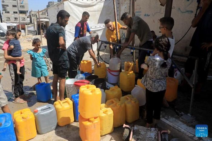 Hình ảnh người dân lấy nước tại Dải Gaza. Ảnh: Tân Hoa Xã