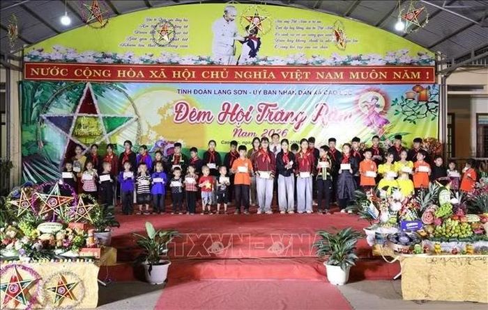 Phó Chủ tịch thường trực UBND tỉnh Lạng Sơn Đinh Hữu Học tặng 100 suất quà cho học sinh của xã Cao Lộc. Ảnh: Anh Tuấn /TTXVN