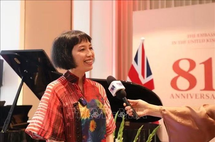 Nghệ sĩ dương cầm Bích Trà trả lời phỏng vấn TTXVN. Ảnh: Hữu Tiến/PV TTXVN tại Anh