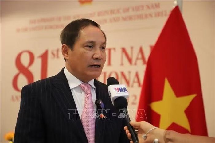 Ông Đỗ Minh Hùng, Đại sứ Việt Nam tại Liên hiệp Vương quốc Anh và Bắc Ireland trả lời phỏng vấn TTXVN. Ảnh: Hữu Tiến/PV TTXVN tại Anh