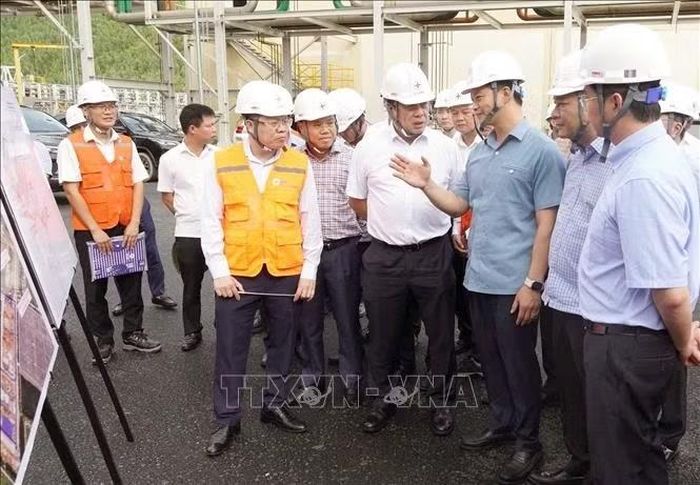 Bí thư Tỉnh ủy Quảng Trị Vương Quốc Tuấn kiểm tra thực địa các dự án tại Trung tâm Điện lực Quảng Trạch. Ảnh: Nguyên Linh /TTXVN