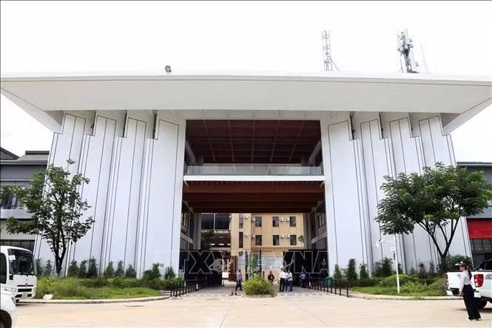 Cổng chào khu phức hợp Trung tâm thương mại Mơn Chay (8 Park) tại xã Krabao, huyện Kampong Trabaek, tỉnh Prey Veng, Campuchia. Khu phức hợp này sẽ bị phong tỏa và tịch thu tài sản sung công quỹ theo phán quyết của tòa án liên quan đến hoạt động lừa đảo trực tuyến. Ảnh: Sơn Hên/PV TTXVN tại Campuchia
