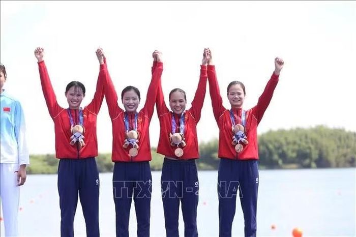 Bộ tứ Dư Thị Bông, Lê Thị Hiền, Phạm Thị Ngọc Anh và Hà Thị Vui giành Huy chương Đồng thuyền bốn nữ một mái chèo môn rowing. Ảnh: TTXVN phát