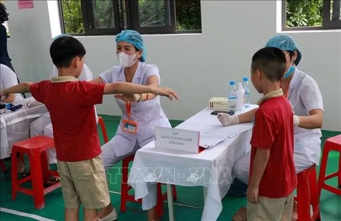 Khám cơ xương khớp, thần kinh cho học sinh trường Tiểu học Chu Văn An, phường Nam Định (Ninh Bình).