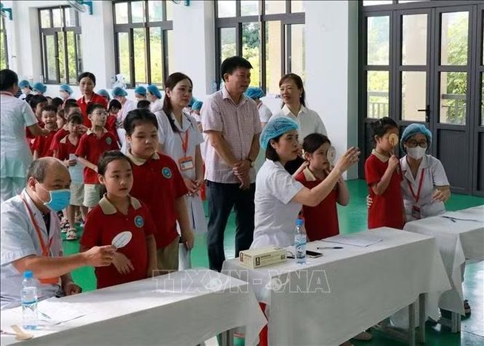 Lãnh đạo phường Nam Định (Ninh Bình) đôn đốc công tác khám sức khỏe đầu năm cho học sinh trên địa bàn.