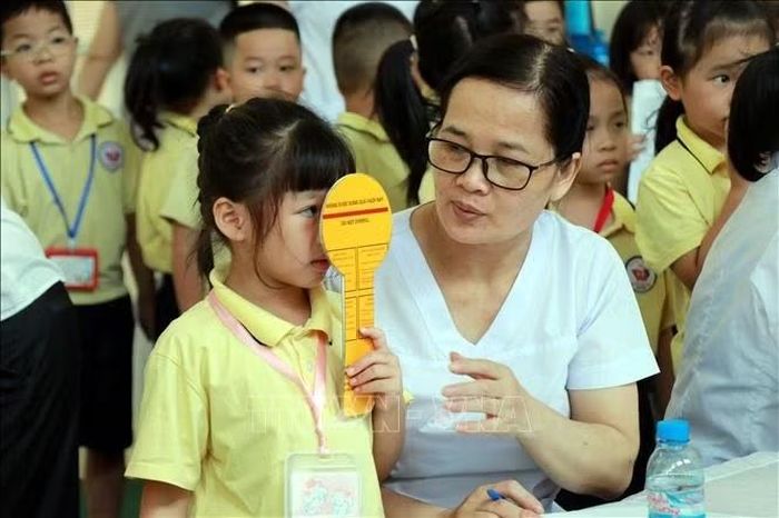 Khám thị lực cho học sinh trường Tiểu học Nguyễn Viết Xuân, phường Nam Định (Ninh Bình).