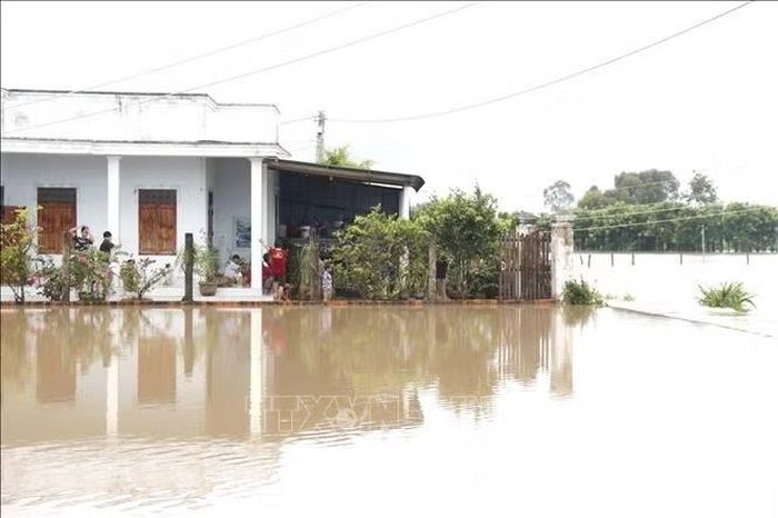Nhiều nhà dân và đường giao thông tại xã Hàm Liêm (Lâm Đồng) bị ngập sâu, người dân không thể di chuyển. Ảnh: Nguyễn Thanh/TTXVN
