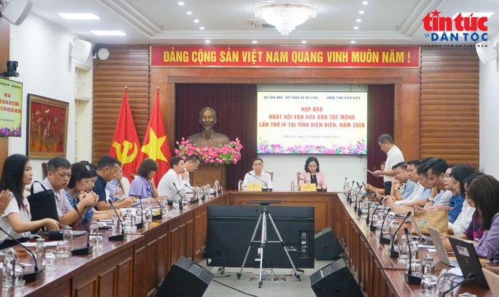 Quang cảnh họp báo.