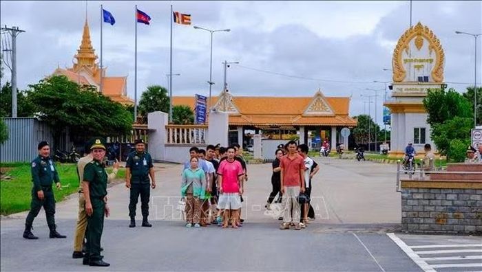 Lực lượng chức năng Việt Nam và Campuchia phối hợp tiếp nhận 23 công dân Việt Nam do phía Campuchia trao trả tại Cửa khẩu quốc tế Bình Hiệp, tỉnh Tây Ninh.