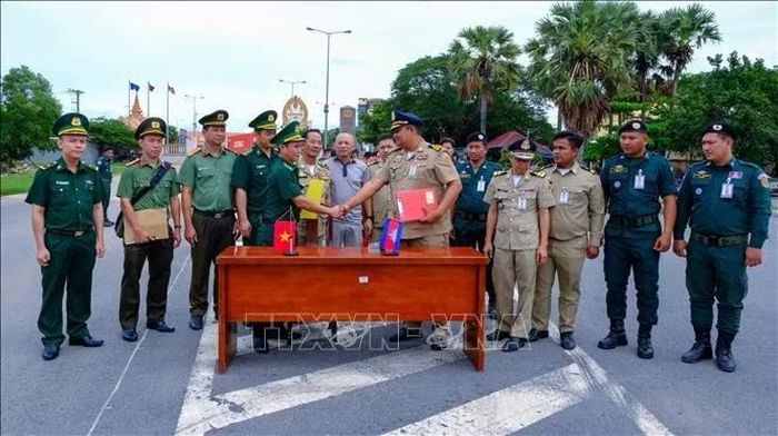 Đại diện lực lượng chức năng Việt Nam và Campuchia phối hợp thực hiện các thủ tục tiếp nhận công dân Việt Nam qua Cửa khẩu quốc tế Bình Hiệp.