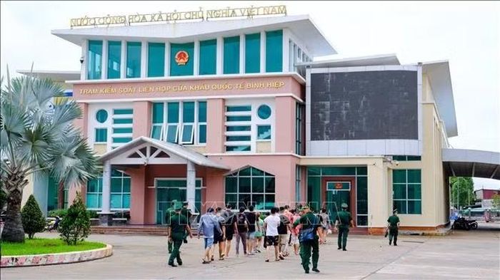 Công dân Việt Nam được lực lượng chức năng đưa về khu vực làm thủ tục sau khi tiếp nhận từ phía Campuchia tại Cửa khẩu quốc tế Bình Hiệp.
