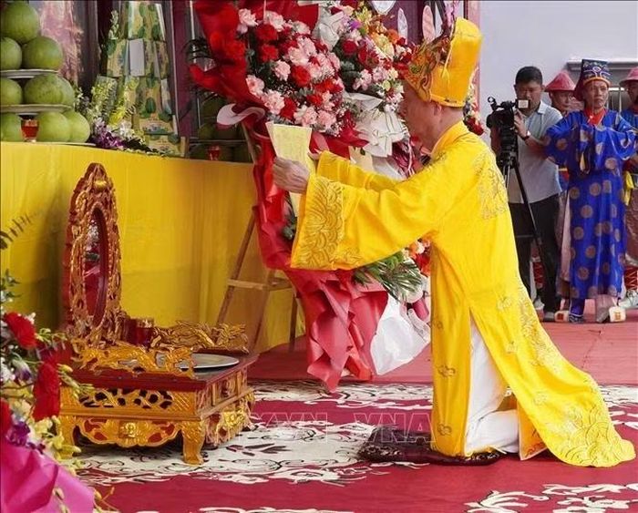 Anh hùng Lao động, nghệ nhân Trần Văn Sen, Chủ tịch Ban Chấp hành họ Trần Việt Nam trang trọng dâng chúc văn tưởng nhớ tổ tiên, công lao của Đức Thánh tổ. Ảnh: Nguyễn Công Hải/TTXVN