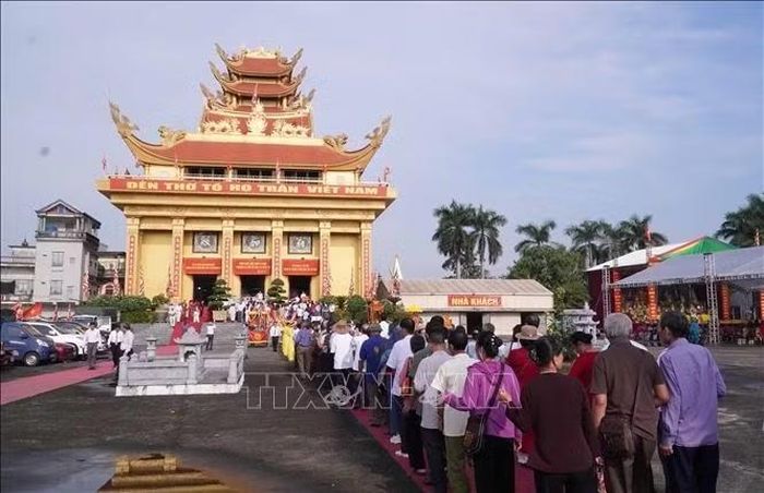 Hàng nghìn người là con, cháu họ Trần từ các tỉnh, thành trong cả nước cùng thành kính về dự Đại lễ. Ảnh: Nguyễn Công Hải/TTXVN