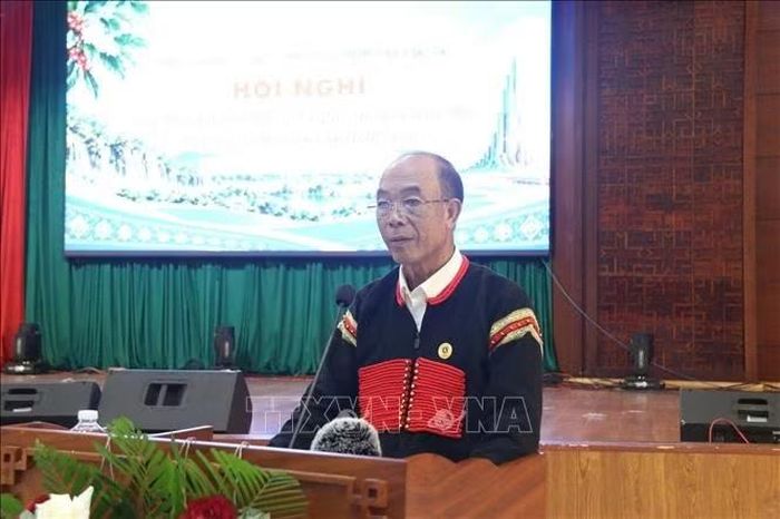Ông Y Sin Bkrong, người có uy tín xã Dray Bhăng chia sẻ kinh nghiệm tại hội nghị.
