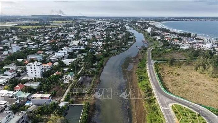 Sông Kinh có chiều dài khoảng 10km, là chi lưu của sông Trà Khúc.