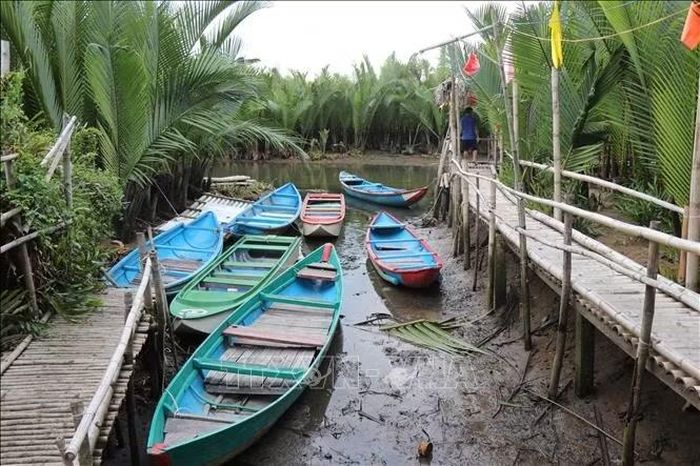 Sông Kinh cạn kiệt nước khiến cho hoạt động du lịch trên sông gặp khó khăn.