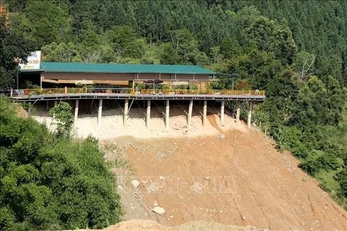 Nhiều công trình xây dựng trái phép vi phạm hành lang an toàn dọc tuyến Quốc lộ 28B và khu vực đèo Đại Ninh.