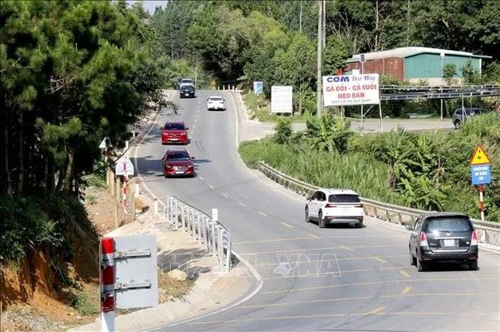 Nhiều công trình xây dựng trái phép vi phạm hành lang an toàn dọc tuyến Quốc lộ 28B và khu vực đèo Đại Ninh.