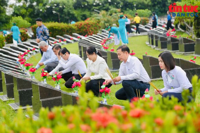 Đại biểu dâng hương tại Đền thờ Anh hùng liệt sĩ Chiến khu Rừng Sác trong khuôn khổ Lễ hội Nghinh Ông.