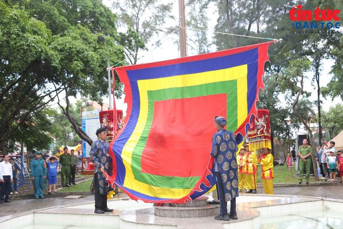 Không khí trang nghiêm tại lễ thượng đại kỳ ở Công viên Cần Thạnh