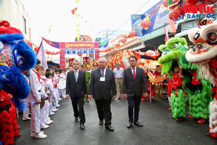 Các đại biểu, lãnh đạo xã Cần Giờ dẫn đầu đoàn thỉnh đại kỳ lễ hội.