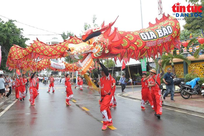 Màn biểu diễn lân sư rồng thu hút người xem tại Công viên Cần Thạnh.