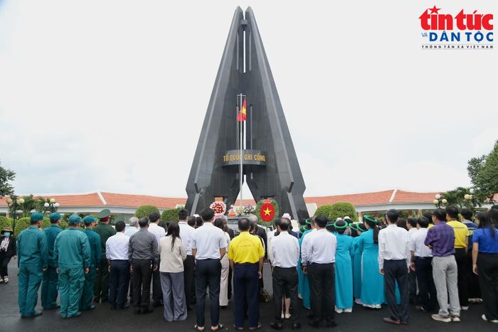 Đại biểu dâng hương tưởng nhớ các Anh hùng liệt sĩ tại Nghĩa trang Liệt sĩ Rừng Sác – Cần Giờ.