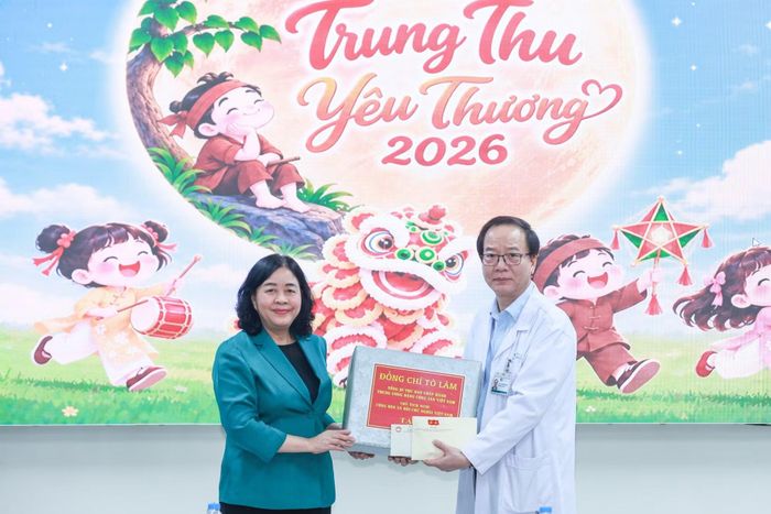 Bà Bùi Thị Minh Hoài trao quà cho các bệnh nhi đang điều trị tại Bệnh viện nhân dịp Tết Trung thu.