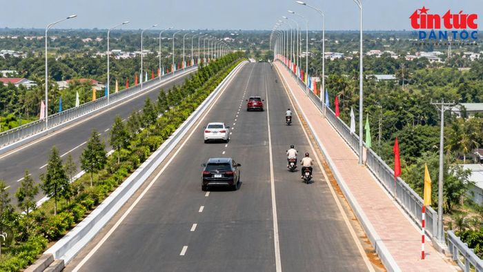 Cầu Phú Long dài 1.544 m nối đường Hà Huy Giáp (Quận 12 cũ) và huyện Thuận An (tỉnh Bình Dương cũ), nay thuộc TP Hồ Chí Minh.