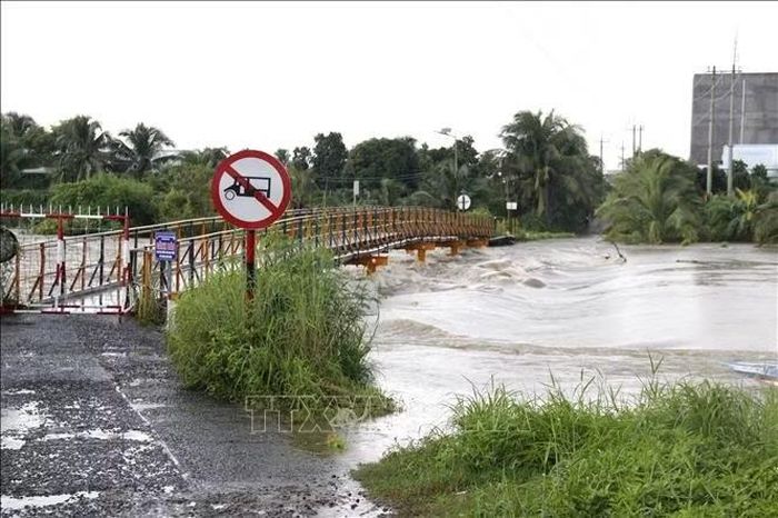 Cầu Đúc nối phường Bình Thuận và xã Tuyên Quang nước dâng cao tạm thời bị phong tỏa, không cho người dân qua cầu. Ảnh: Nguyễn Thanh/TTXVN