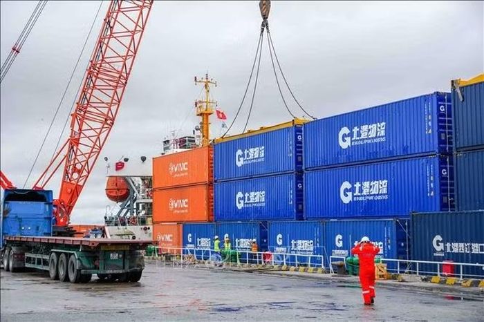 Bốc dỡ các container hàng nhập khẩu từ Trung Quốc do tàu BBG Nan Ning Bo Run vận chuyển đến cảng Cần Thơ.