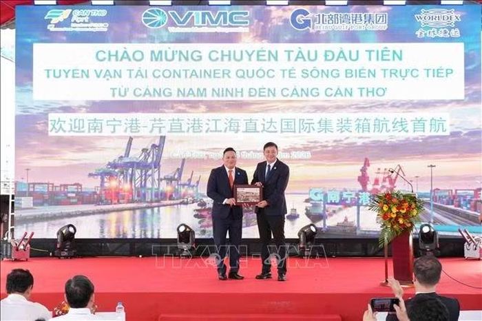Ông Hồ Hoa Bình, Bí thư Đảng ủy, Chủ tịch Hội đồng quản trị Tập đoàn Cảng Vịnh Bắc Bộ, Trung Quốc (phải) tặng quà cho lãnh đạo Tổng Công ty Hàng hải Việt Nam.