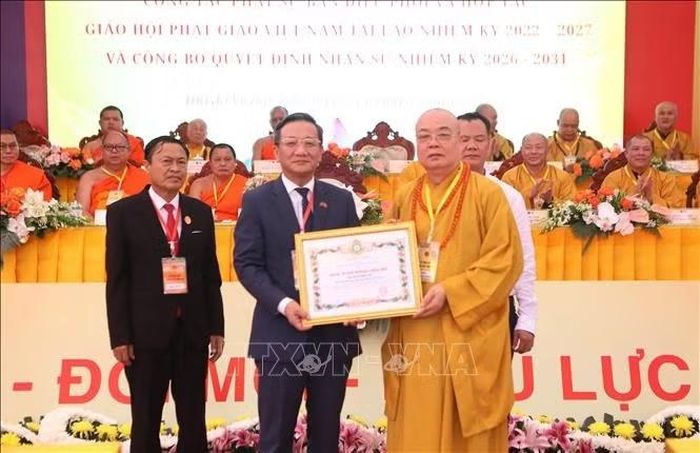 Hòa thượng Thích Thanh Nhiễu, Ủy viên Thường trực Hội đồng chứng minh, Phó Chủ tịch Thường trực Hội đồng Trị sự Giáo hội Phật giáo Việt Nam, trao Bằng tuyên dương Đại sứ Việt Nam tại Lào Nguyễn Minh Tâm vì đã có những đóng góp hỗ trợ cho Giáo hội Phật giáo Việt Nam tại Lào. Ảnh: Xuân Tú/TTXVN
