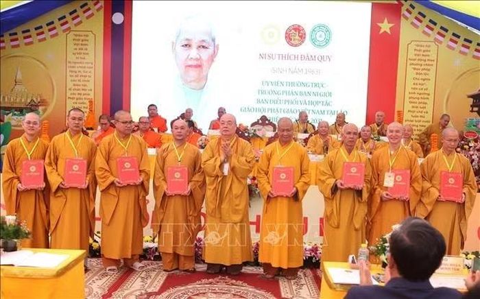 Trao quyết định nhân sự Ban Điều phối và hợp tác Giáo hội Phật giáo Việt Nam tại Lào nhiệm kỳ 2026–2031. Ảnh: Xuân Tú/TTXVN
