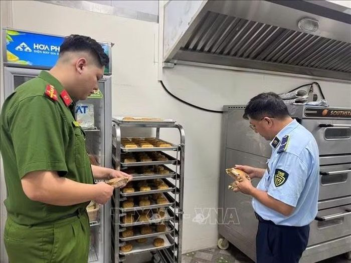 Lực lượng chức năng kiểm tra tại một cơ sở sản xuất bánh Trung thu.