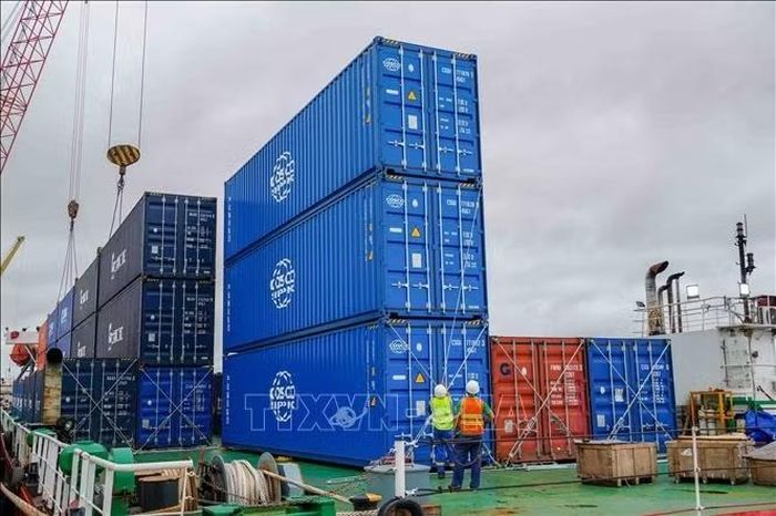 Bốc dỡ các container hàng nhập khẩu từ Trung Quốc do tàu BBG Nan Ning Bo Run vận chuyển đến cảng Cần Thơ. Ảnh: Thanh Liêm/TTXVN