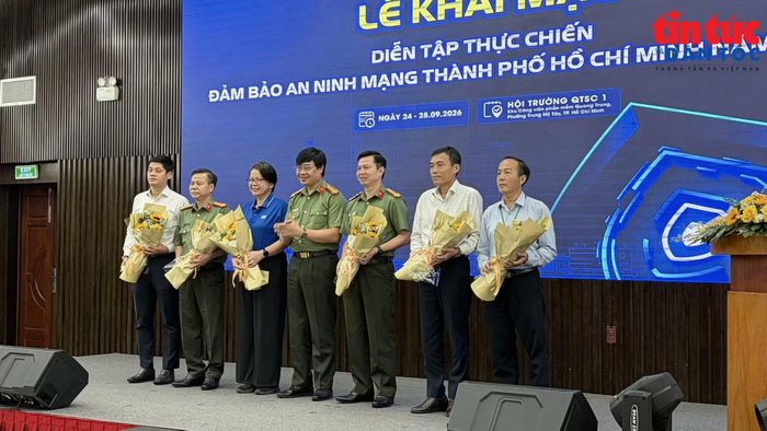 Ban tổ chức chương trình tặng hoa cho các đơn vị tham gia diễn tập an ninh mạng.