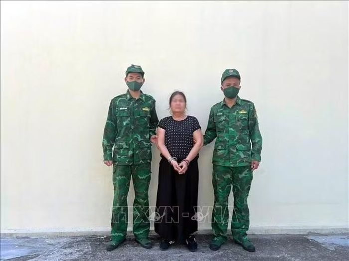 Đối tượng Lê Thị Hà (sinh năm 1972, hộ chiếu số N2240724, nơi đăng ký hộ khẩu thường trú tại xã Đô Lương, tỉnh Nghệ An) bị chiến sĩ Đồn Biên phòng cửa khẩu quốc tế Móng Cái bắt giữ khi nhập cảnh vào Việt Nam.Ảnh: TTXVN phát